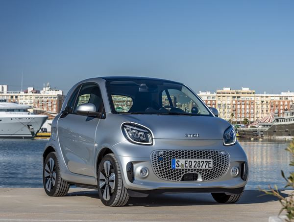 La smart EQ fortwo s'offre un design légèrement remanié sur le plan visuel
