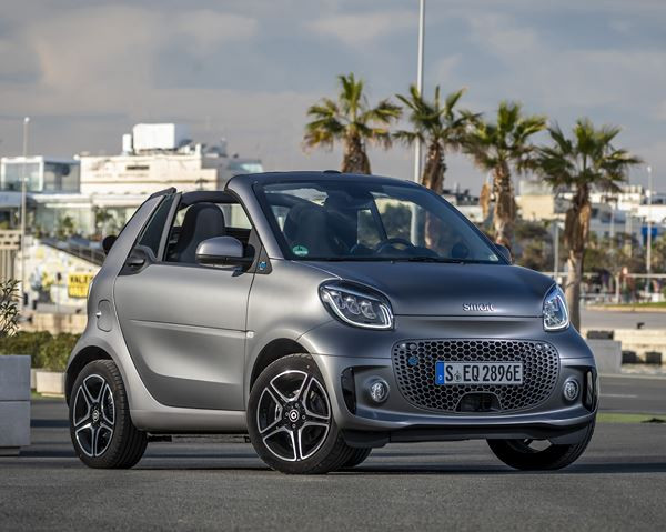 La smart EQ fortwo cabrio arbore une grille de calandre remaniée