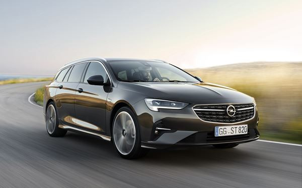 L'Opel Insignia Sports Tourer reçoit une calandre chromée avec des lamelles