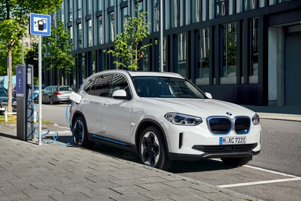La BMW iX3 électrique affiche une autonomie de 460 km WLTP