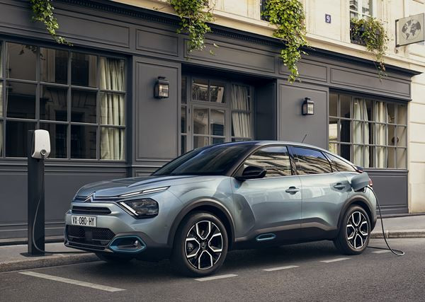 Citroën ë-C4: une berline compacte électrique surélevée à la lunette arrière inclinée