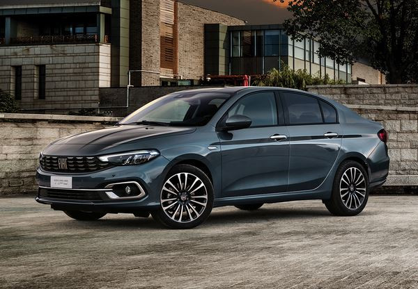 La Fiat Tipo quatre portes mise à jour démarre à partir de 15 990 euros