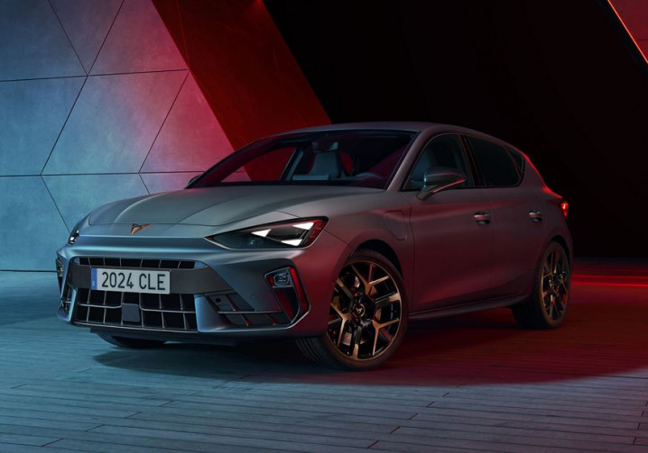 La berline sportive Cupra Leon restylée affiche une face avant en forme de nez de requin