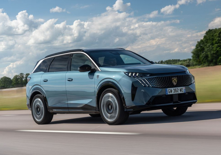 Le SUV électrique 7 places Peugeot E-5008 grande autonomie offre jusqu'à 660 km d'autonomie