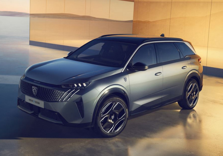 Le SUV sept places de taille intermédiaire Peugeot 5008 affiche une posture affirmée