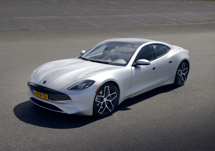 La berline sportive Karma Revero électrique à prolongateur d'autonomie fournit 536 ch et 746 Nm de couple