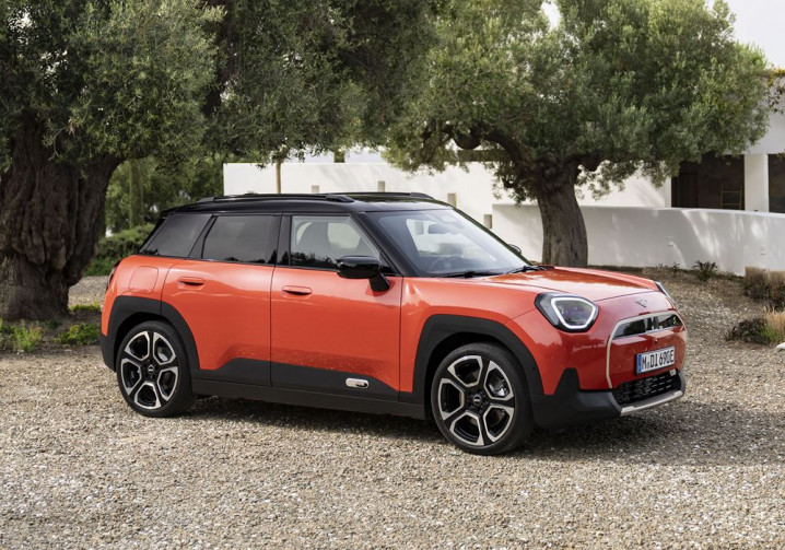 Le crossover urbain électrique Mini Aceman propose cinq places et un coffre de 300 litres