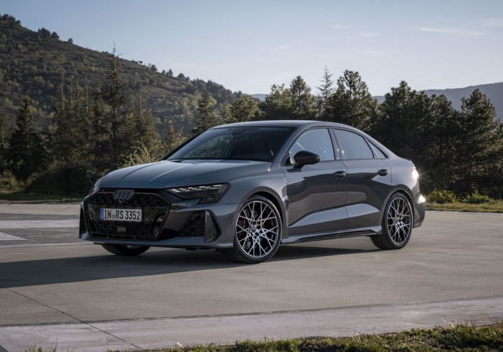 Le modèle compact quatre portes Audi RS 3 Berline devient encore plus sportif
