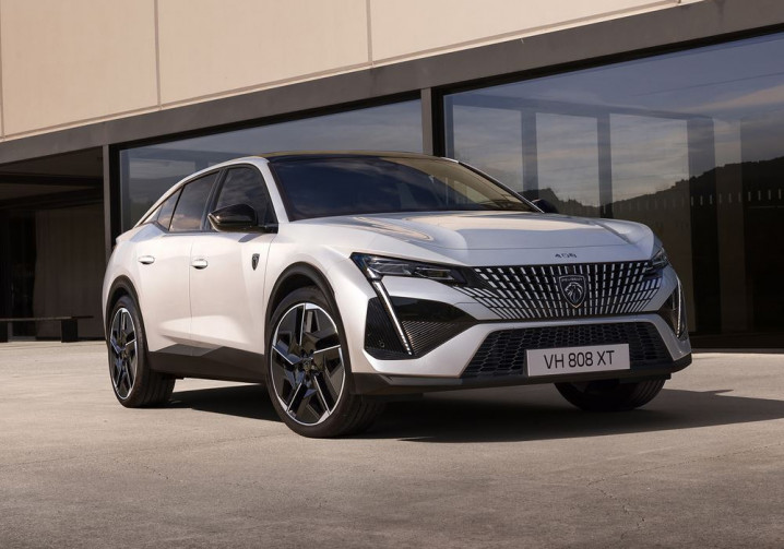 La Peugeot E-408 électrique affiche une autonomie WLTP jusqu'à 453 km