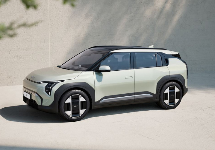 Le SUV compact électrique Kia EV3 affiche un design avant-gardiste