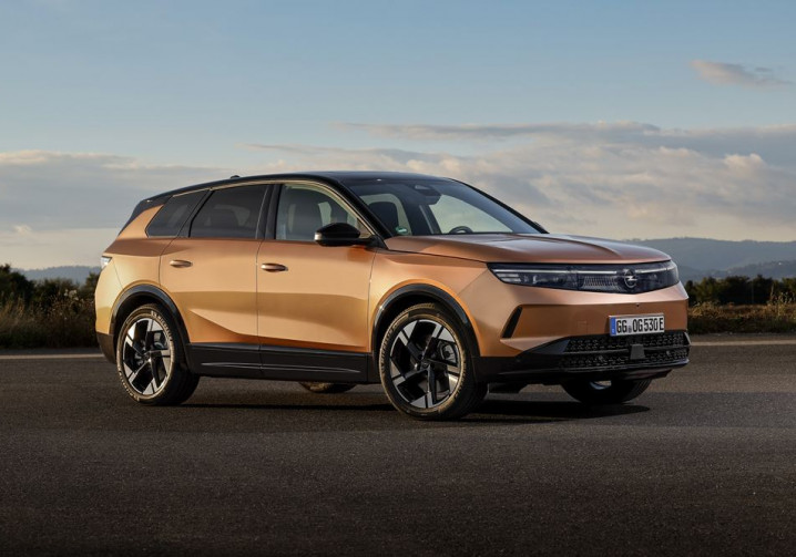 Le SUV Opel Grandland Electric 98 kWh peut parcourir jusqu'à 700 kilomètres batterie pleine