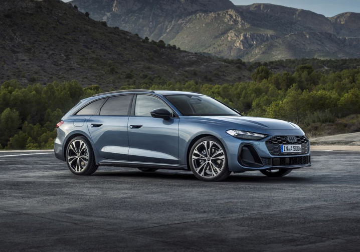 La ligne de toit dynamique de l'Audi A5 Avant recouvre une lunette arrière plate
