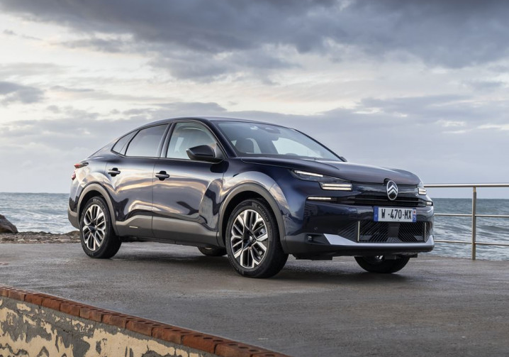 La berline quatre portes électrique Citroën ë-C4 X 115 kW - 54 kWh affiche jusqu'à 427 km d'autonomie WLTP