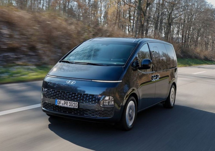 Le monospace Hyundai Staria affiche un design futuriste