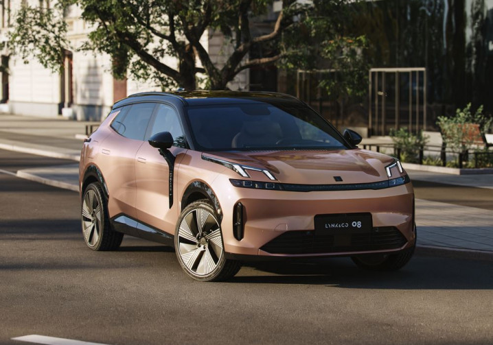 Le SUV Lynk & Co 08 hydride rechargeable offre une autonomie électrique de 200 km