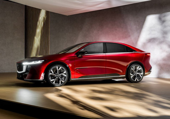 La grande berline cinq portes électrique Mazda6e affiche un style racé