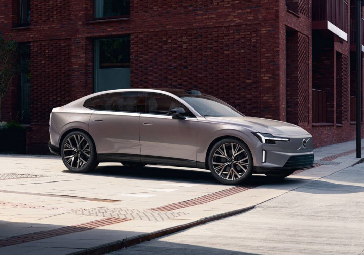 La grande routière électrique Volvo ES90 affiche un profil de coupé légèrement surélevé