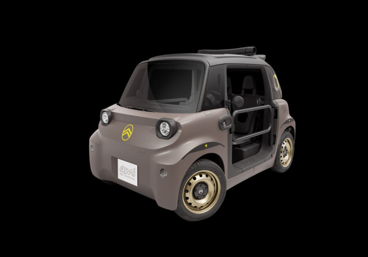 Le quadricycle électrique Citroën Ami Buggy joue au baroudeur ouvert sur l'extérieur
