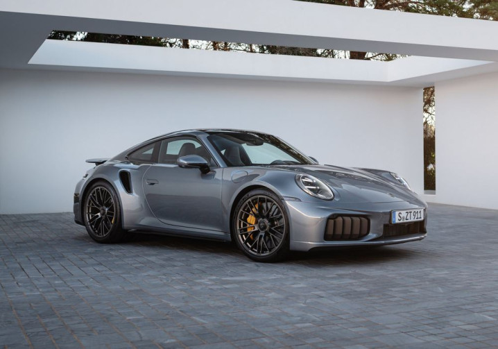 La Porsche 911 Turbo S Coupé développe une puissance cumulée de 711 ch