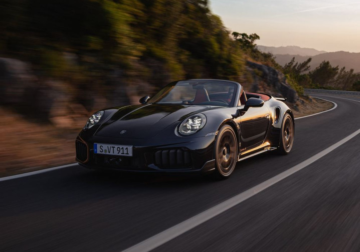 La Porsche 911 Turbo S Cabriolet développe une puissance cumulée de 711 ch