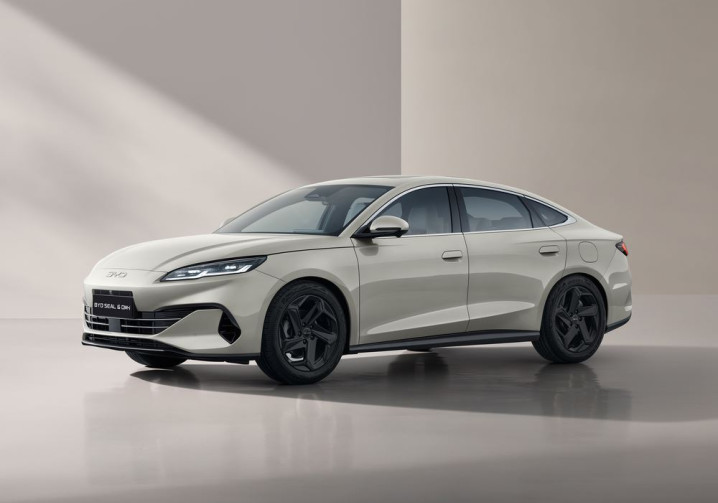La berline familiale Byd Seal 6 DM-i Super Hybride affiche des formes fluides