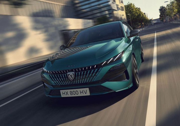 La Peugeot E-308 électrique restylée affiche une face avant illuminée