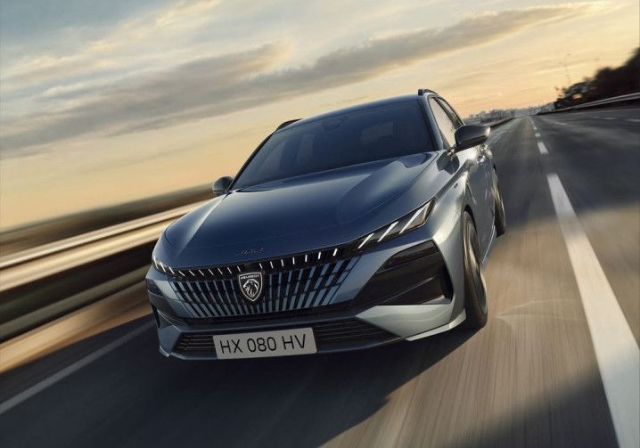 La Peugeot E-308 SW électrique restylée s'offre une face avant éclairée