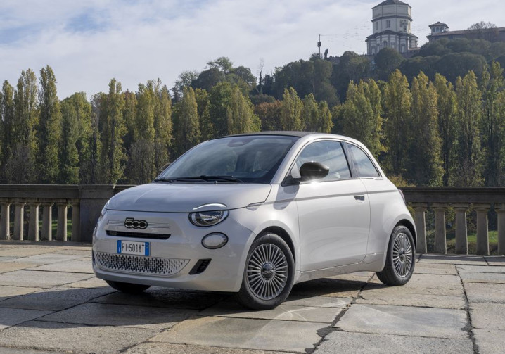 La mini-citadine décapotable Fiat 500 Cabriolet fait son retour avec une motorisation thermique électrifiée