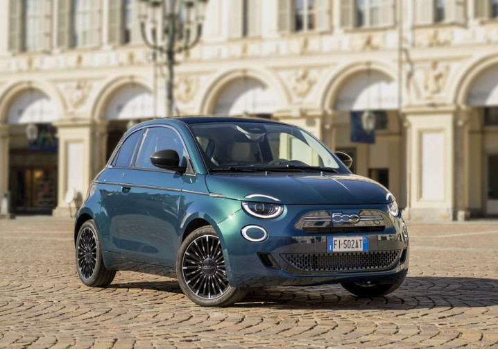 La mini-citadine Fiat 500 3 plus 1 fait son retour avec une motorisation thermique électrifiée