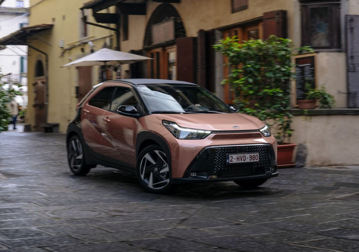 Le crossover urbain hybride Toyota Aygo X affiche des émissions de CO2 au km de 85 g