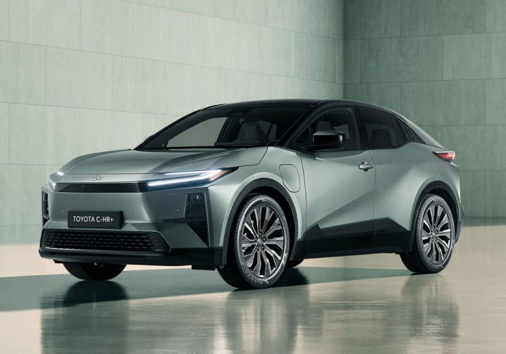 Le Toyota C-HR plus électrique affiche une ligne de toit façon coupé pour susciter l'émotion
