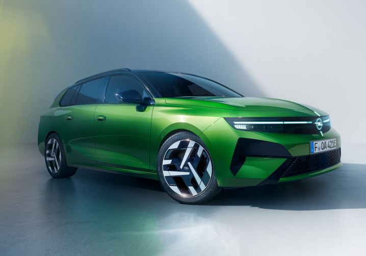 La version modernisée de l'Opel Astra Sport Tourer s'offre un emblème Blitz illuminé à l'avant