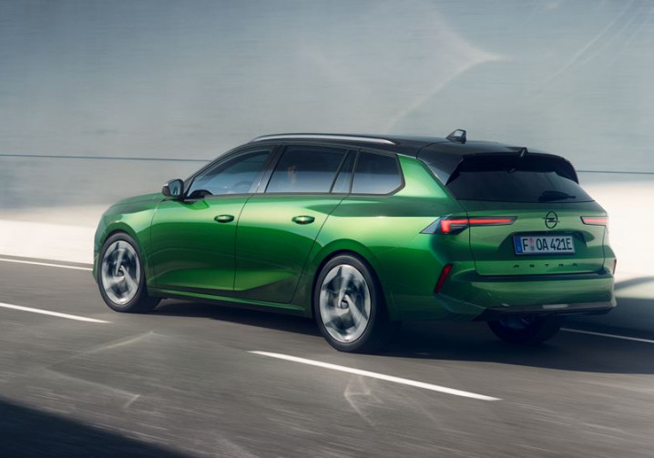 L'Opel Astra Sport Tourer Electric 115 kW 58 kWh offre jusqu'à 445 km d'autonomie WLTP