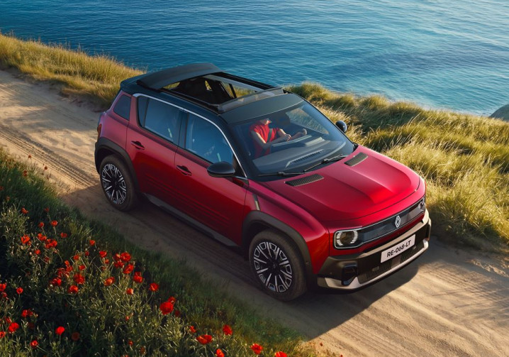 La Renault 4 E-Tech Electric Plein Sud dispose d'un toit ouvrant en toile
