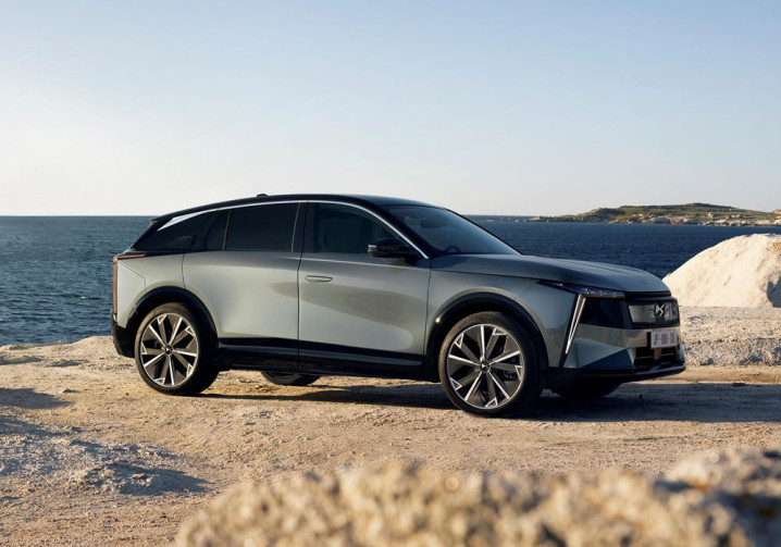 Le SUV de taille intermédiaire DS N°7 revendique un design statutaire