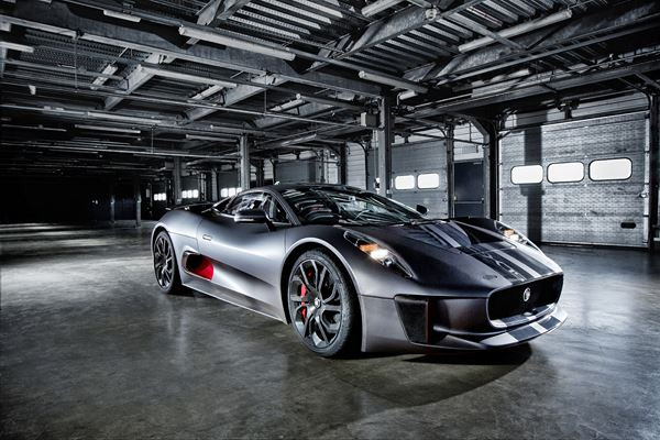 Le prototype de supercar Jaguar C-X75 illustre le futur technologique de la marque anglaise
