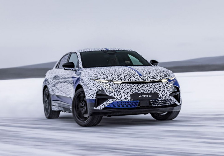 Le sport fastback Alpine A390 à l'épreuve des conditions polaires