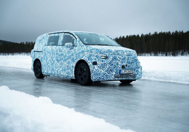Les grands monospaces électriques Mercedes-Benz maîtrisent les essais hivernaux au cercle polaire