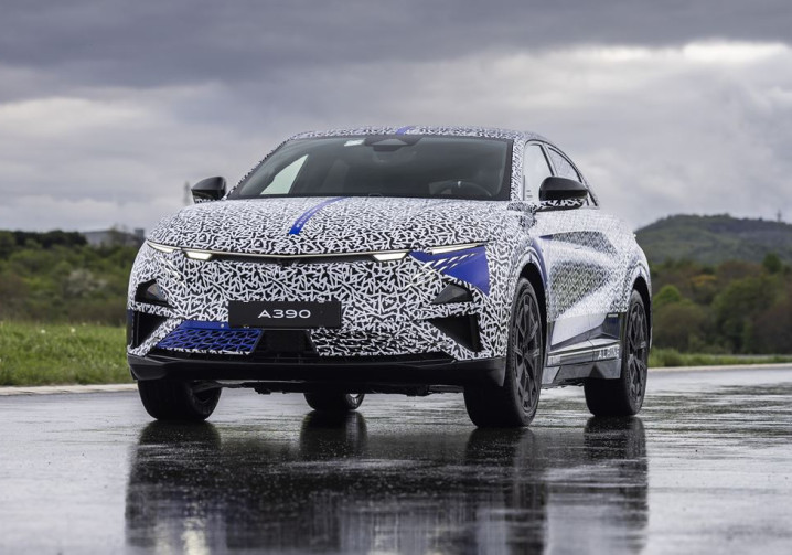 Le sport fastback électrique Alpine A390 effectue ses derniers tests de comportement sur piste mouillée