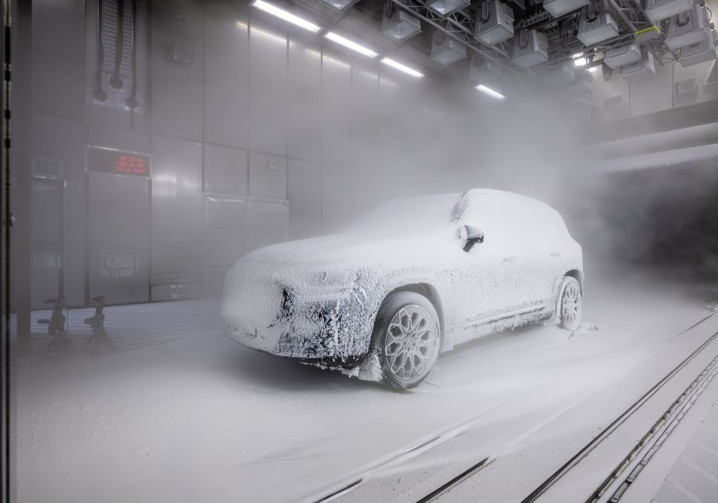 Le Mercedes Benz GLB en phase de test sous les températures les plus froides