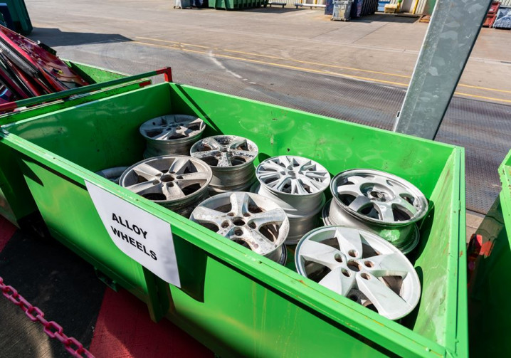 L'aluminium des jantes en alliage recyclées sert à la fabrication de blocs moteur