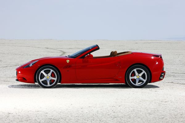 Ferrari dévoile la California à Paris