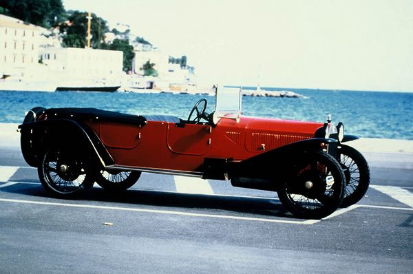 Lancia célèbre les 90 ans de la novatrice Lambda à Rétromobile