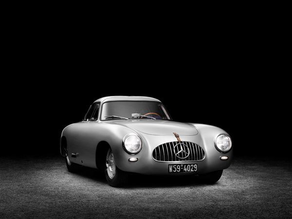 Mercedes célèbre les 60 ans de la SL à Rétromobile