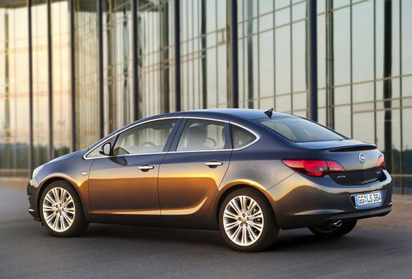 L'Opel Astra se décline en berline quatre portes