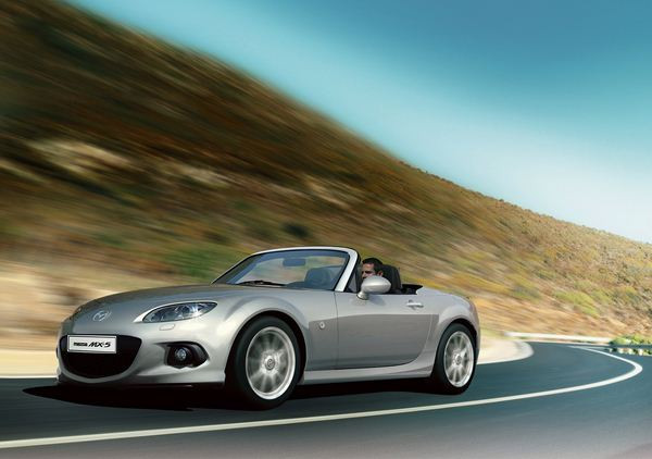 Le roadster sportif Mazda MX-5 s'offre un restyling
