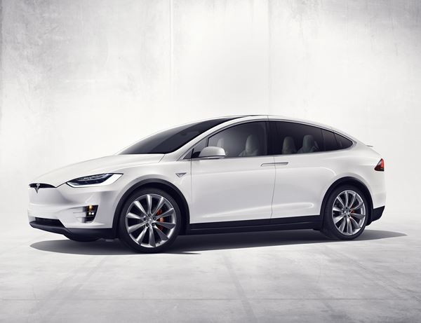 Tesla Model X: une berline électrique sept places dotée de portes arrière en élytre