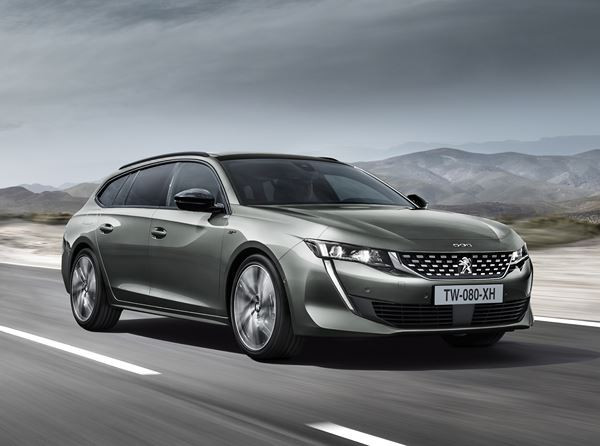 Le break Peugeot 508 SW adopte une silhouette basse et dynamique