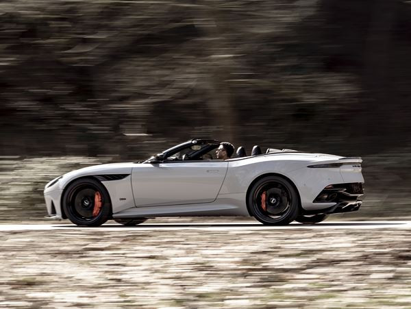 L'Aston Martin DBS Superleggera Volante embarque un V12 de 715 ch