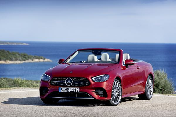 La Mercedes Classe E Cabriolet actualisée affiche un design plus acéré